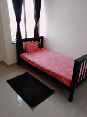 OYO HOME 92475 Classic Bedroom With Teakwood Bed Ideal For Work From Home